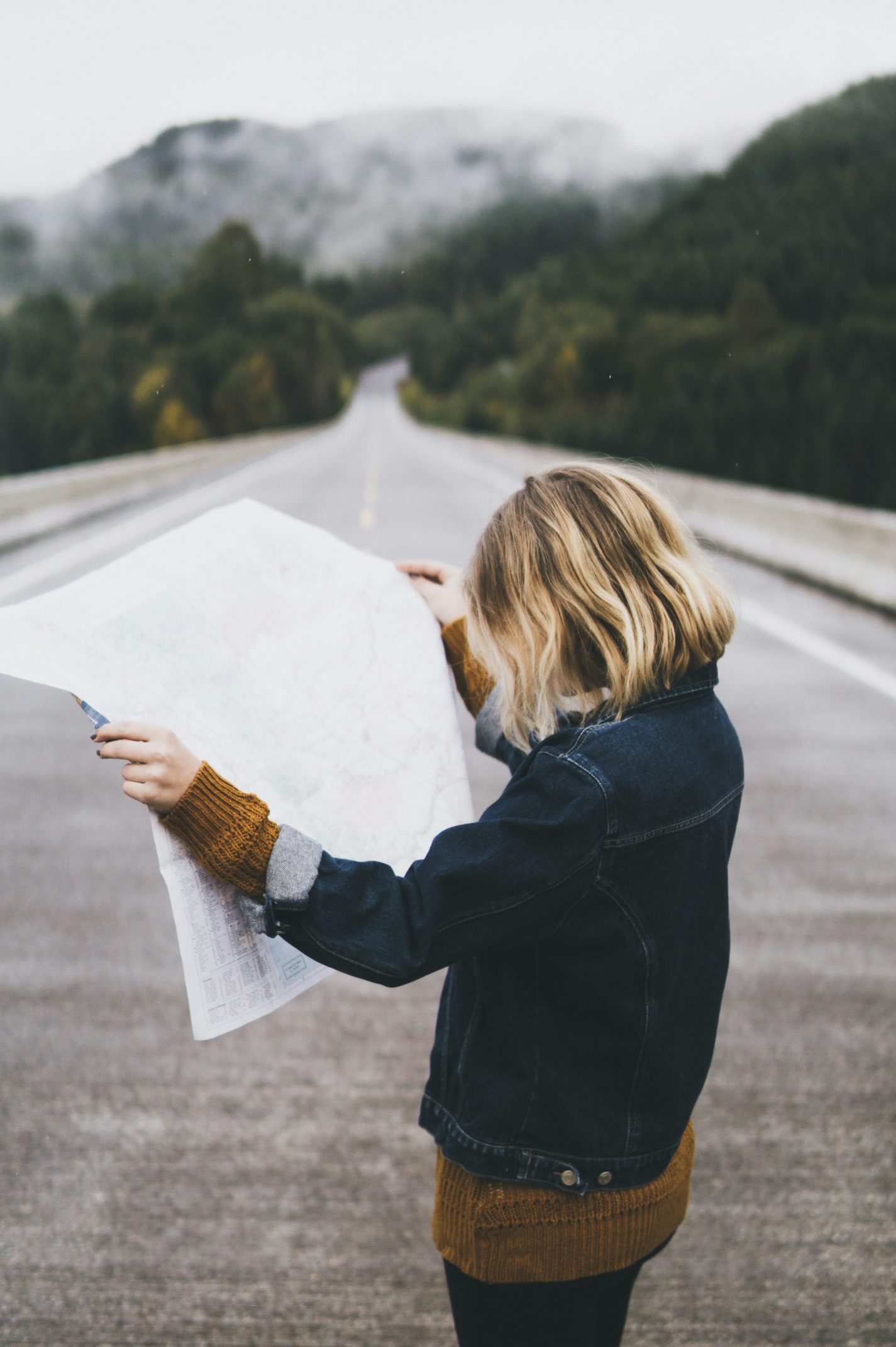 Auf der Karte nach den Weg suchend